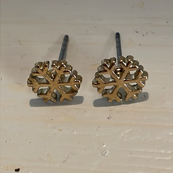 0.5” mixed metal gold & silver tone snowflake shaped stud earrings - Picture 9 of 11